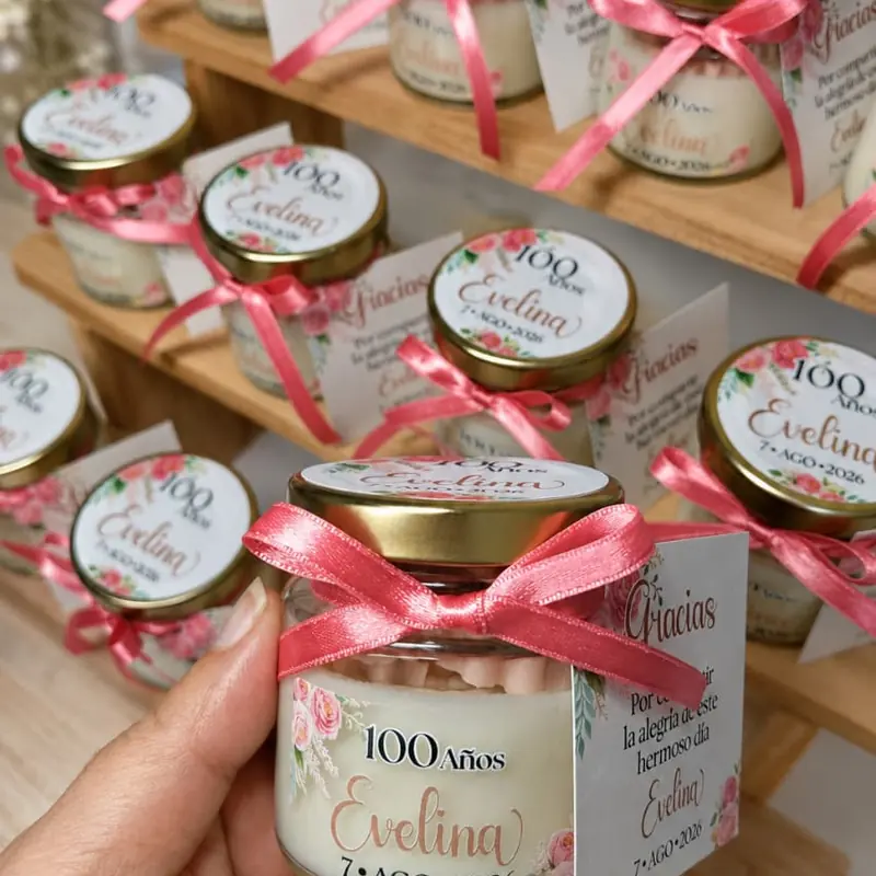 Velas recordatorio en frasco de vidrio con tapa dorada, etiqueta personalizada y lazo