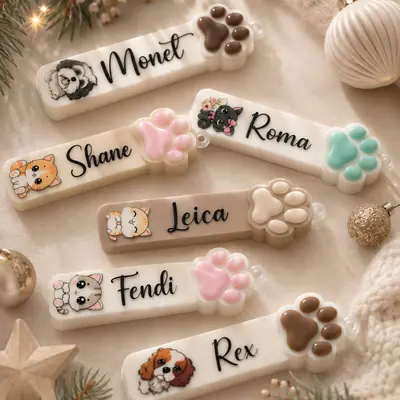 Placas de cera color crema con nombres de mascotas, ilustración del animal y huella en relieve de colores