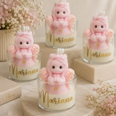 Velas con figura de ángel rosa con alas nacaradas en vaso de vidrio con el nombre Mariana en dorado