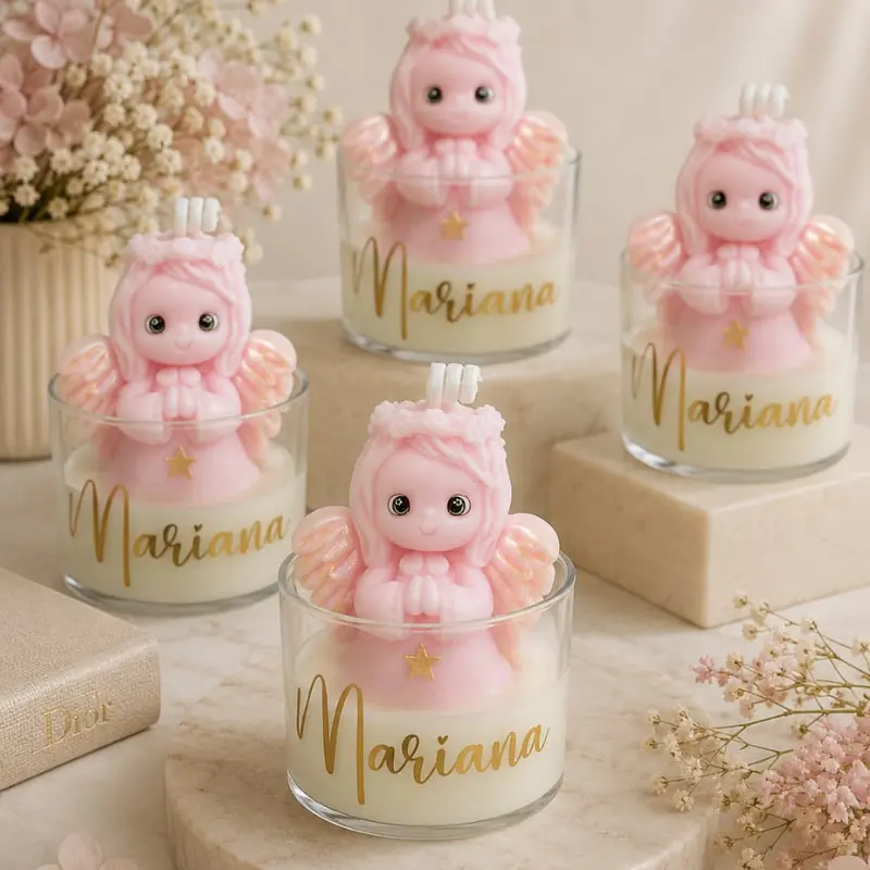 Velas con figura de ángel rosa con alas nacaradas en vaso de vidrio con el nombre Mariana en dorado