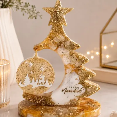 Árbol de Navidad en resina con glitter dorado, estrella, base ovalada y bola colgante con un reno
