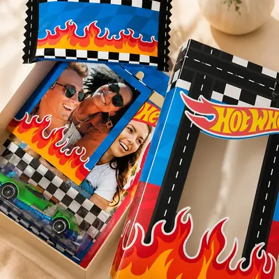 Caja de regalo temática con foto impresa, carrito de juguete y dulces empacados a juego