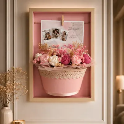 Cuadro de madera con canasta de velas con forma de rosa y peonía, y una lámina impresa con fotos familiares