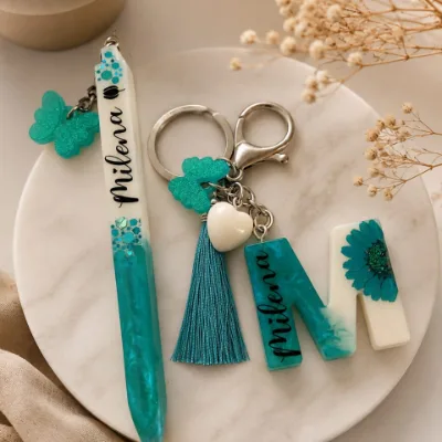 Kit de lapicero y llavero en resina, totalmente personalizados a gusto del cliente, piezas únicas creadas con amor cuidando cada detalle.