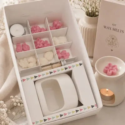 Caja blanca de Kit Wax Melts con nueve compartimentos, wax melts surtidos, fósforos, pebetero de cerámica y velas de té