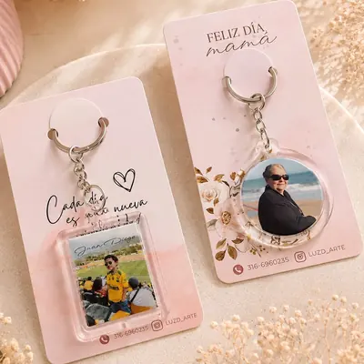 Dos llaveros de acrílico con foto impresa, uno cuadrado y otro redondo, en tarjetas de regalo rosadas