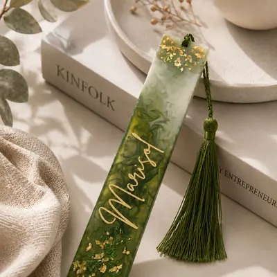 Marca páginas de resina verde marmoleado con hoja de oro, glitter y el nombre en dorado, con borla verde