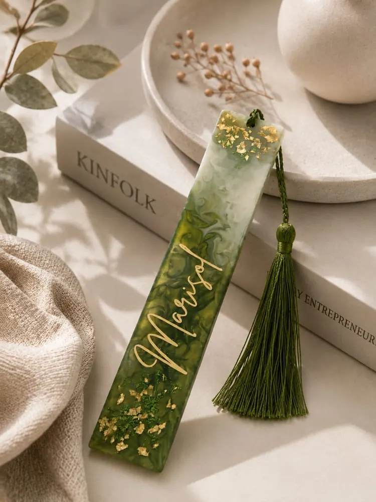 Marca páginas de resina verde marmoleado con hoja de oro, glitter y el nombre en dorado, con borla verde