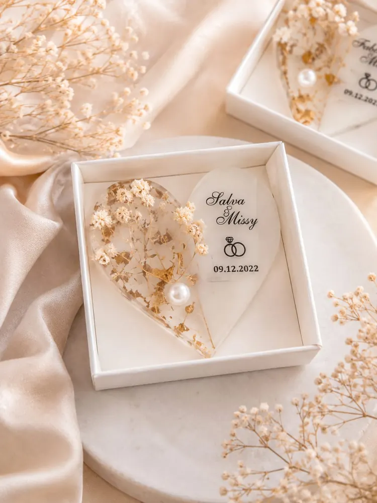 Recordatorio de matrimonio: corazón de resina con flores naturales, hoja de oro, perla y los nombres impresos, en caja blanca