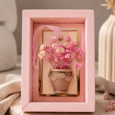 Sachet de cera aromática con flores rosadas y florero sobrepuesto en relieve, presentado en caja de regalo de lujo