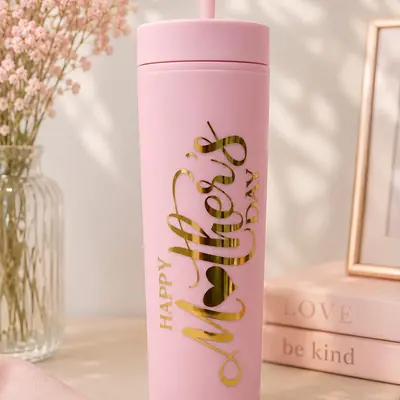 Vaso térmico rosado con pitillo y la frase Happy Mother's Day en vinilo dorado