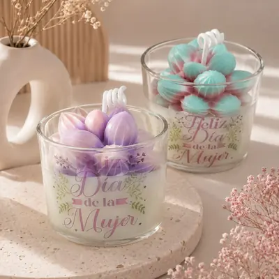 Vela en recipiente de policarbonato con suculenta de cera en tonos pastel y texto impreso Feliz Día de la Mujer