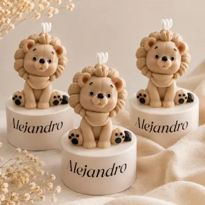 Velas con forma de león sentado sobre base cilíndrica blanca con el nombre Alejandro