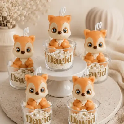 Velas con figura de zorro naranja sobre crema de cera y perlas, en contenedor con el nombre David