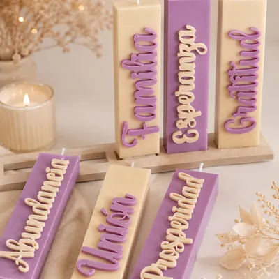 Seis velas rectangulares en crema y lila con palabras en relieve: Familia, Esperanza, Gratitud, Abundancia, Unión y Prosperidad