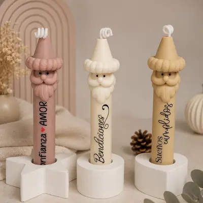 Tres velas alargadas con cabeza de Papá Noel y las frases Confianza y Amor, Bendiciones y Sueños cumplidos